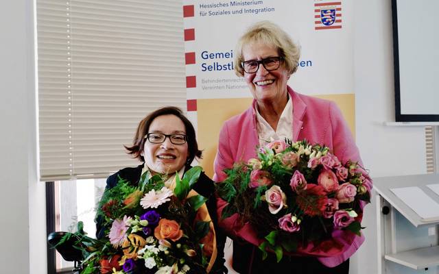 Das Foto der Amtsübergabe im HMSI zeigt von links nach rechts: die neue Landesbeauftragte Rika Esser und die scheidende Landesbeauftragte Maren Müller-Erichsen:  