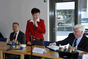 Ministerin Taubert begrüßt die Beauftragten (v. l. Bernd Petri, BAR, Heike Taubert, Thüringer Ministerin für Soziales, Familie und Gesundheit, Dr. Paul Brockhausen, Behindertenbeauftragter Thüringen)