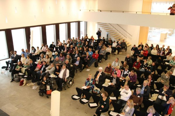 Das Foto zeigt das Plenum des 11. Hessischen Tages der Menschen mit Behinderungen in der Hessischen Staatskanzlei in Wiesbaden