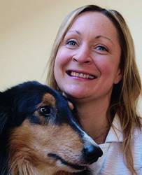 Friederike Scherret mit ihrem Blindenhund. Bildquelle: Logopädie-Praxis Kappler