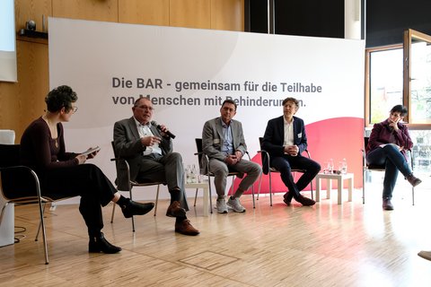 Die Podiumsrunde der Reha-Träger im Austausch. Von links nach rechts: Moderatorin Groll, T. Hild-Füllenbach, O. Blatt, K. Büscher, G. von Berg
