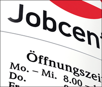 Ausschnitt einer Jobcenter Tafel mit Logo und Öffnungszeiten