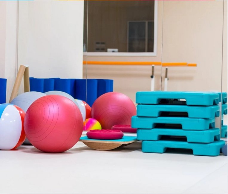 Das Foto zeigt Trainings- und Gymnastik-Utensilien für Reha-Sport und Funktionstraining.