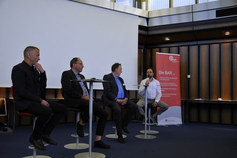 Die Podiumsrunde v.l.n.r.: Hartmut Baar (LWL), Bernd Giraud (BAR), Christian Ahlers (DRV Westfalen), Christian Daniel (Der Paritätische NRW)