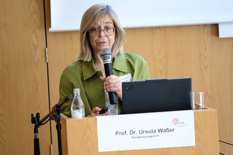 Hier zu sehen: Prof. Dr. Ursula Waßer, Bundes-Sozialgericht Kassel, am Rednerpult