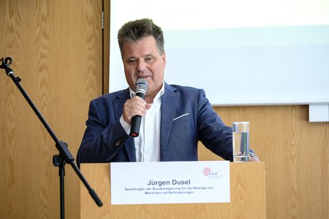 Das Foto zeigt Jürgen Dusel am Mikrofon bei seiner enindringlichen Rede beim BAR-Fachgespräch 2026.