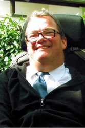 Portrait von Carsten Trimpop, er sitzt im Rollstuhl