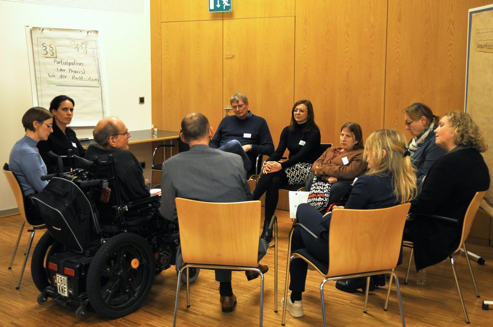Teilnehmende diskutieren in einer Dialogwerkstatt Teilnehmende diskutieren in einer Dialogwerkstatt
