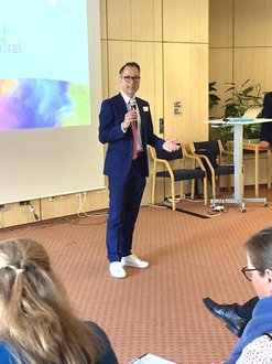 Andreas Leschau, EGH, Sozialministerium Schleswig-Holstein, begrüßt die Teilnehmenden.
