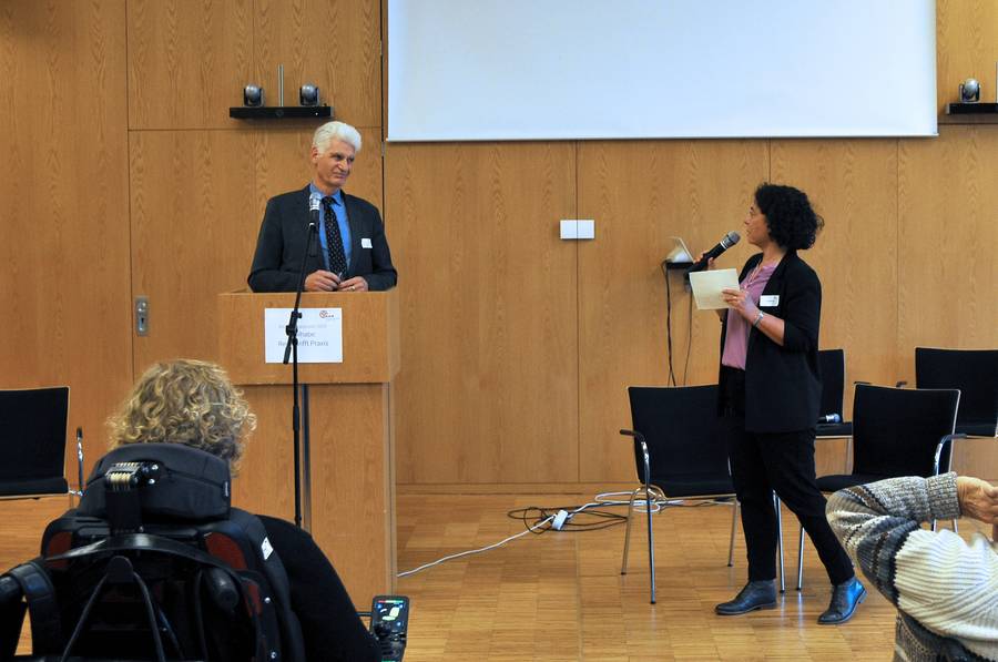 Staatssekretär Dr. Rolf Schmachtenberg (BMAS) und Moderatorin Dr. Julia Kropf