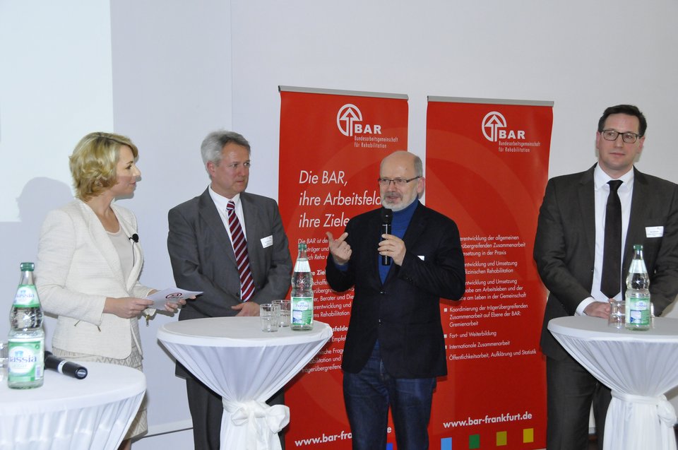 Gruppenfoto von der Moderatorin Ina Böttcher, Kay Schumacher (Verwaltungs- Berufsgenossenschaft, Mainz), Dr. Andreas Hoffmann (Paul-Ehrlich-Institut, Langen), Reto Schneider (Deutsche Rentenversicherung Bund, Mainz).
