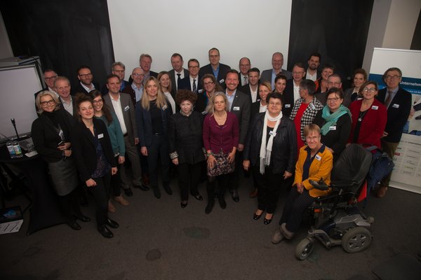Gruppenfoto vom 15-jährigen Jubiläum des UnternehmensForums