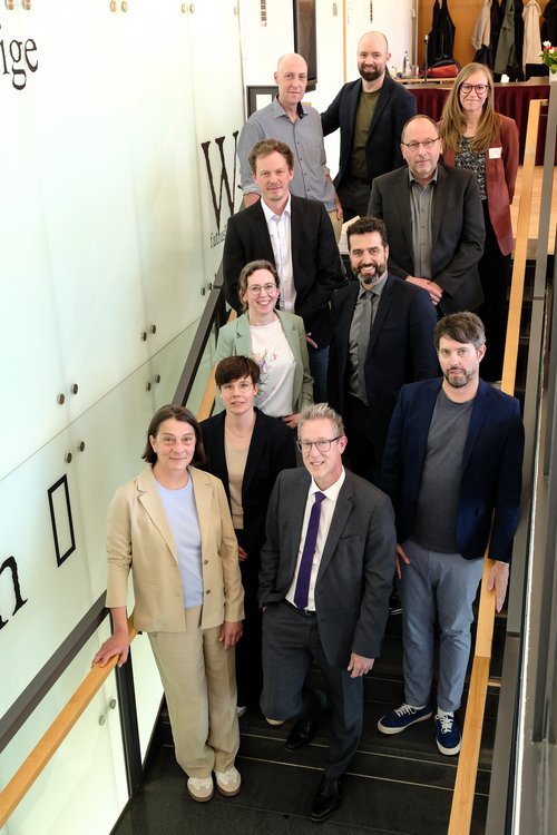 Gruppenbild: Auf diesem Foto versammelt sich das Team der BAR des Fachgesprächs 2026 auf der Treppe.