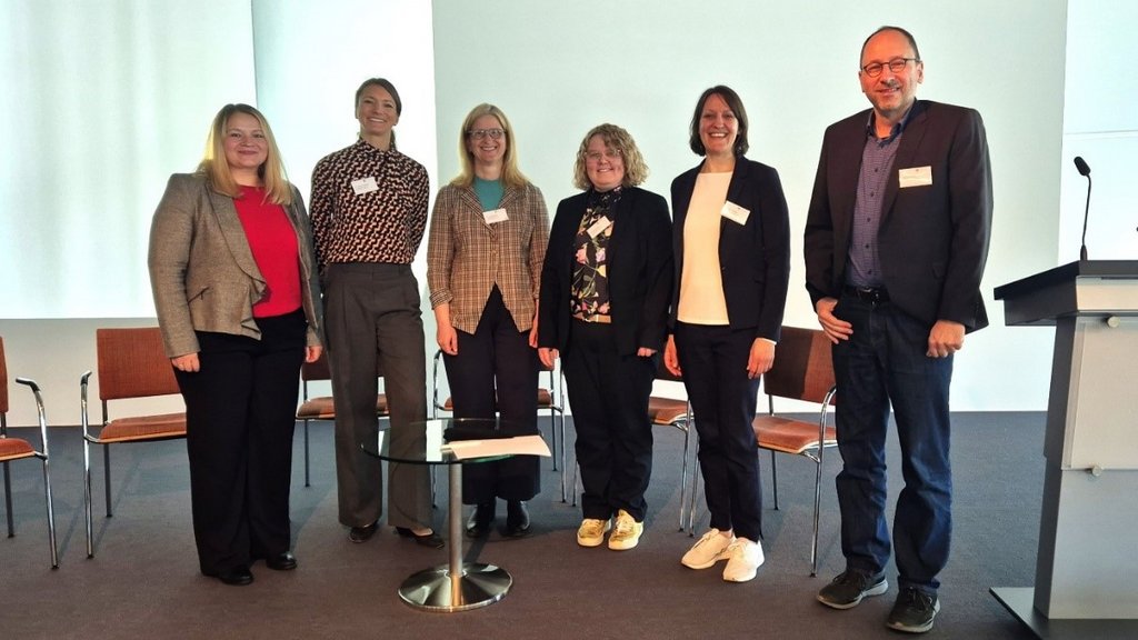 Das Bild zeigt eine Fotografie der Beteiligten Personen: Mayya Evdokimova (BA), Dr. Christiane Goldbach (BAR e.V.), Christiane Möller (DBSV), Daniela Jamin, Carola Penstorf, Bernd Giraud (alle BAR e.V.)