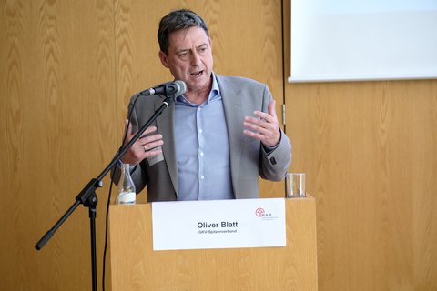Im Bild am Rednerpult: Oliver Blatt, GKV Spitenverband
