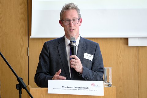 Michael Weberink, BAR e.V., am Rednerpult bei seinen Abschiedsworten.