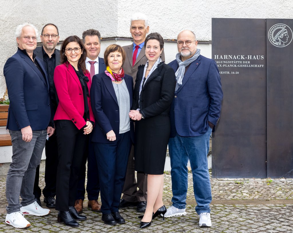 (v. r. n. l.) Markus Hofmann, Dr. Susanne Wagenmann, Dr. Rolf Schmachtenberg, Brigitte Gross, Jürgen Dusel, Gülcan Miyanyedi, Bernd Giraud, Carsten Mertins © 2024 - INES fotografie Berlin