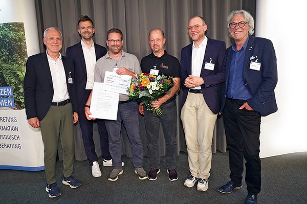 Verleihung des Rudolf-Freudenberg-Preises am 10. Juni in Potsdam (v. l.): Ulrich Adlhoch (1. Vorsitzender bag if), Stefan Vogt (Geschäftsführer Freudenberg Stiftung), Jens Albert- Dowidat (stellvertretender Betriebsleiter Simotec GmbH), Jörg Zinnecker (Betriebsleiter Simotec Kochwerk), Alexander Tränkmann (Sprecher LAG Inklusionsfirmen Rheinland-Pfalz), Bertram Sellner (2. Vorsitzender bag if)