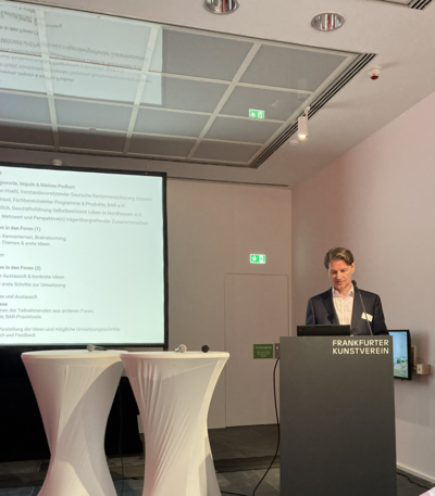 Das Foto zeigt Dr. Hoehl, Vorstandsvorsitzender der DRV Hessen, er spricht am Rednerpult seine Begrüßungsworte.